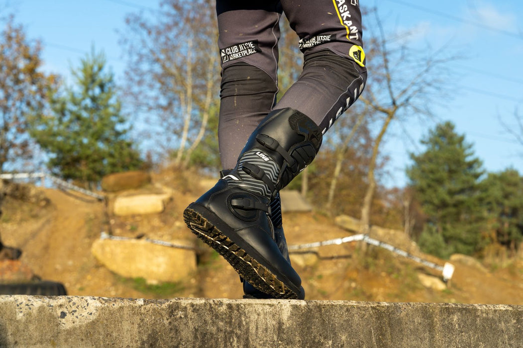 Tr1al Line Boot Black