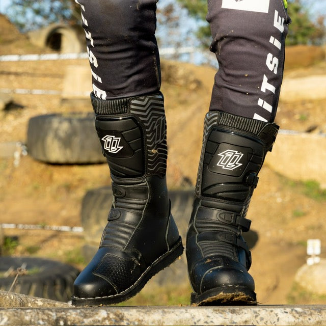 Tr1al Line Boot Black